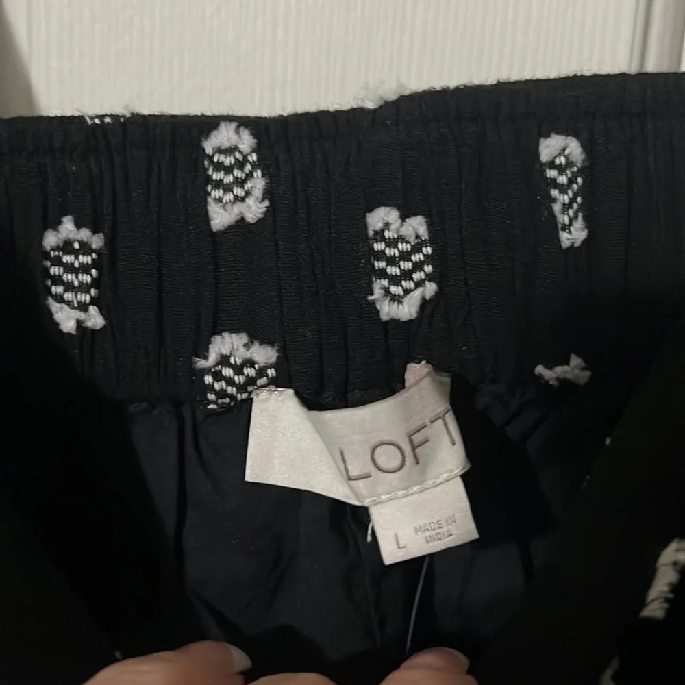 *NEW* LOFT Black & White Flutter Sleeve Dress Size L - Picture 9 of 9